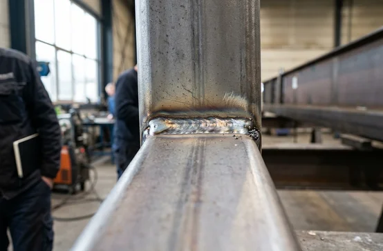 Close-up lasverbinding op S355 stalen profiel