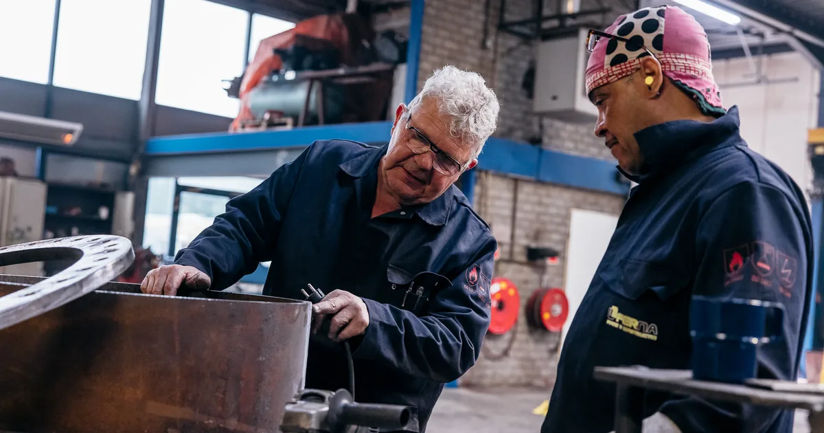 Twee Ferna-medewerkers overleggen bij staalconstructie in de werkplaats