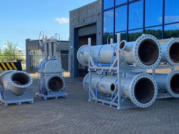 RVS leidingwerk met flenzen en afsluiters op het terrein van Ferna