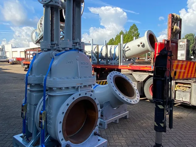 Industrieel leidingwerk met flenzen en afsluiters, onderdelen van drukapparatuur die onder WBDA-keuringsplicht vallen